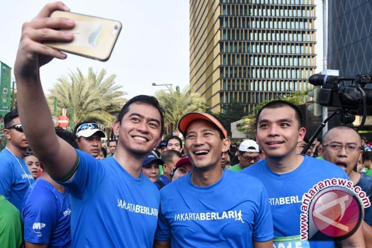 Sandiaga berlari bersama warga di Jakarta Pusat