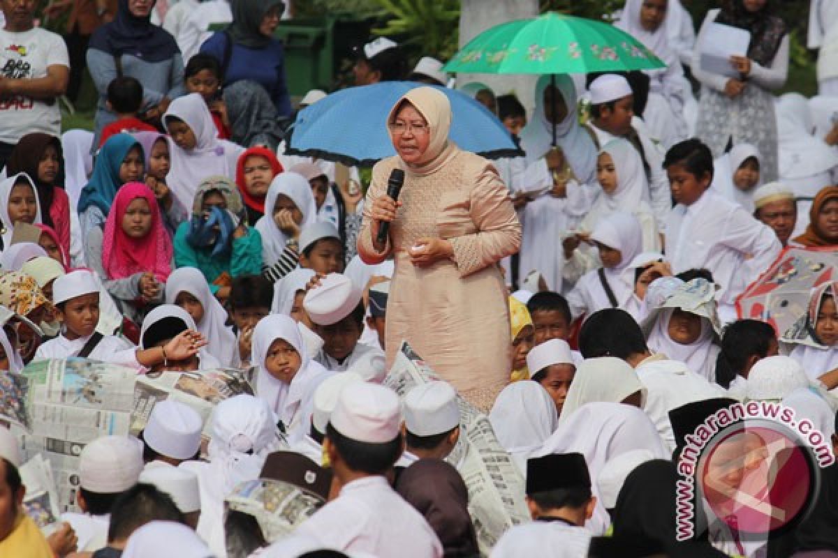 Risma ingatkan orang tua teliti jajanan anak