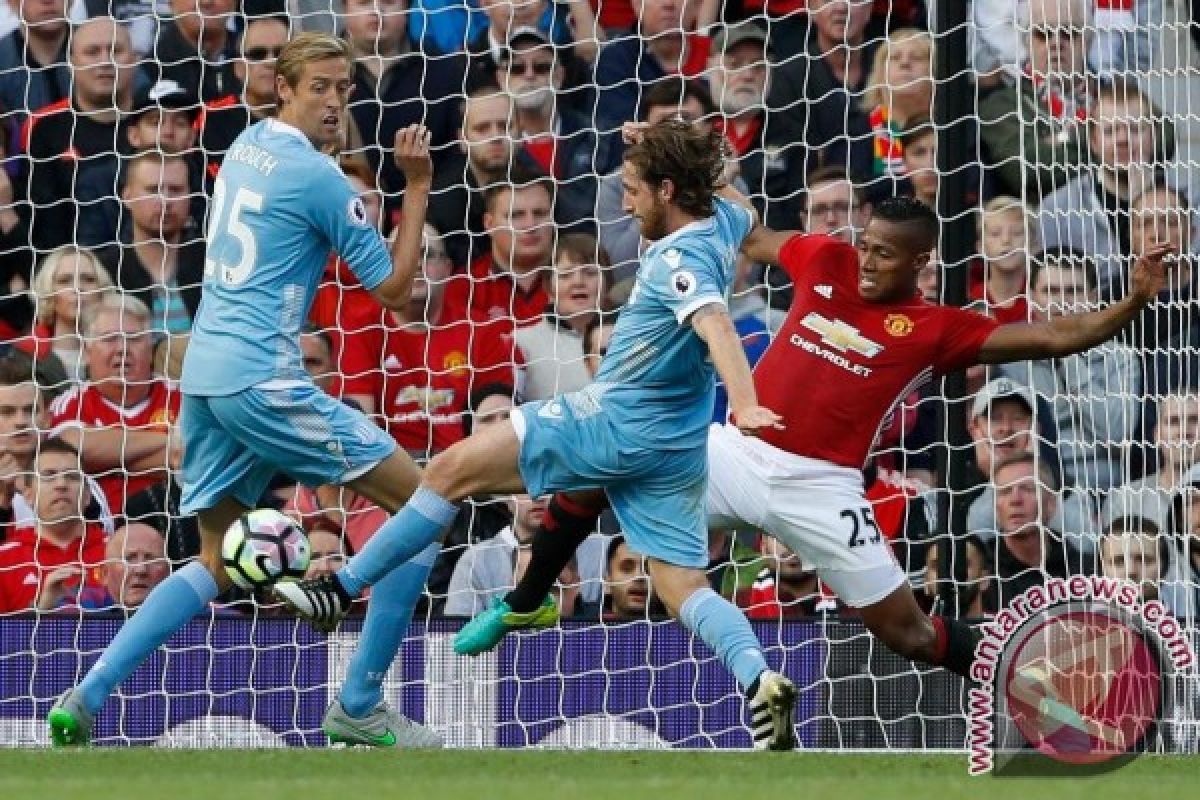 Joe Allen gagalkan Manchester United menang melawan Stoke