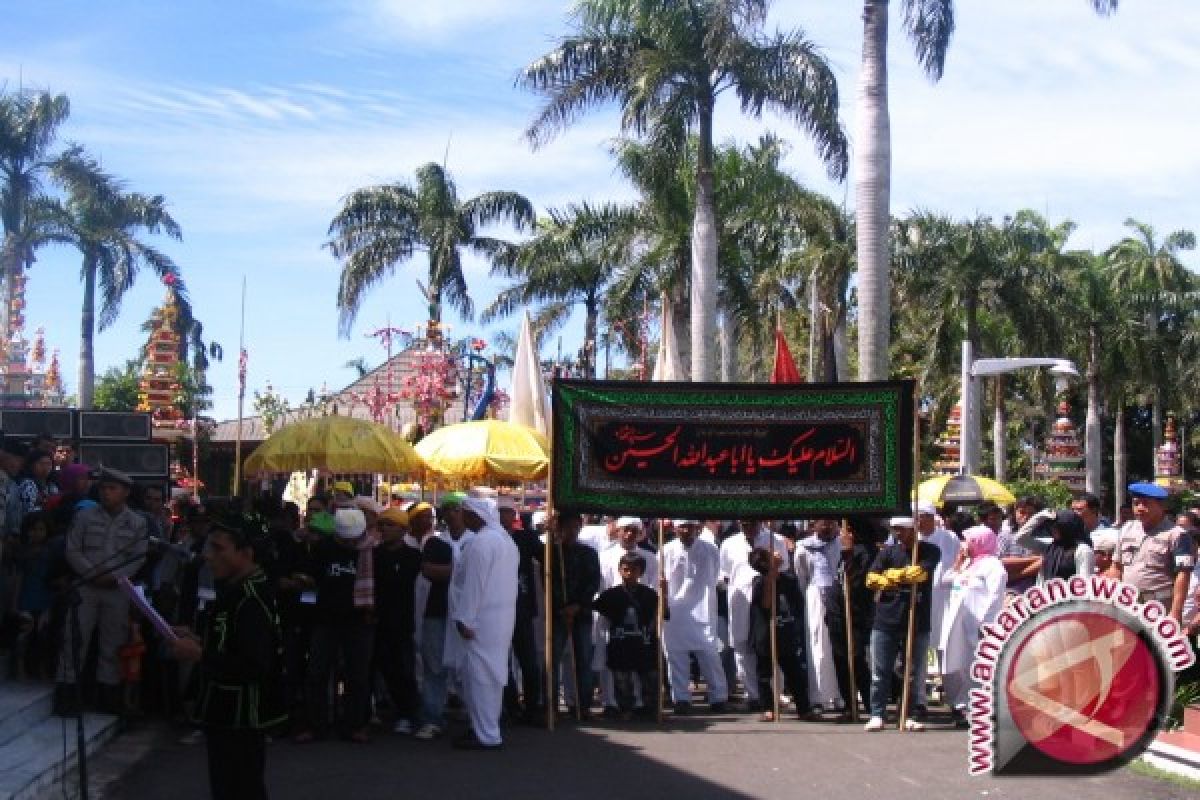 Ritual Tabot Peringati Wafat Husein Mulai Dengan Mengambil Tanah