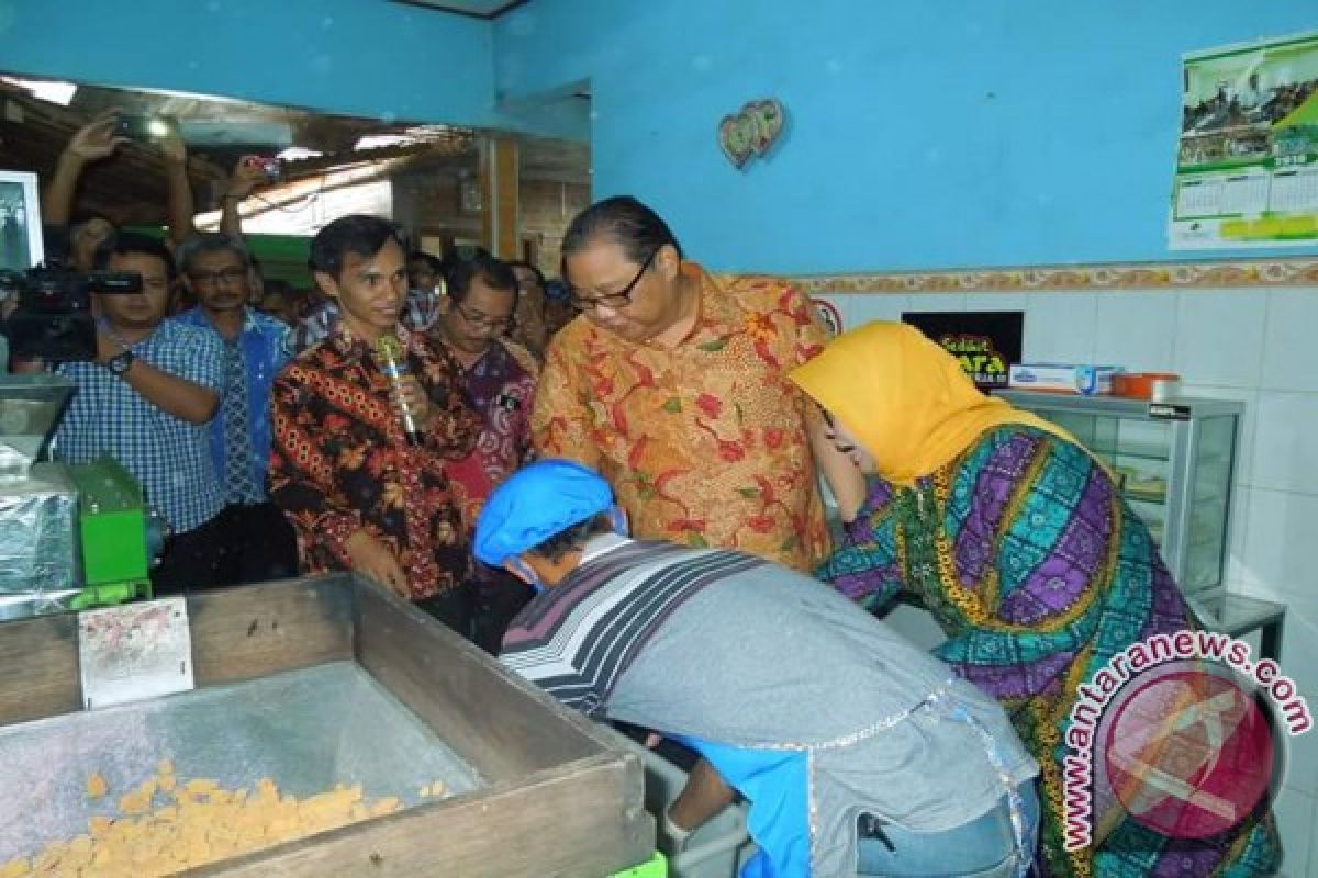 Menkop-UKM tinjau proses pembuatan gula semut