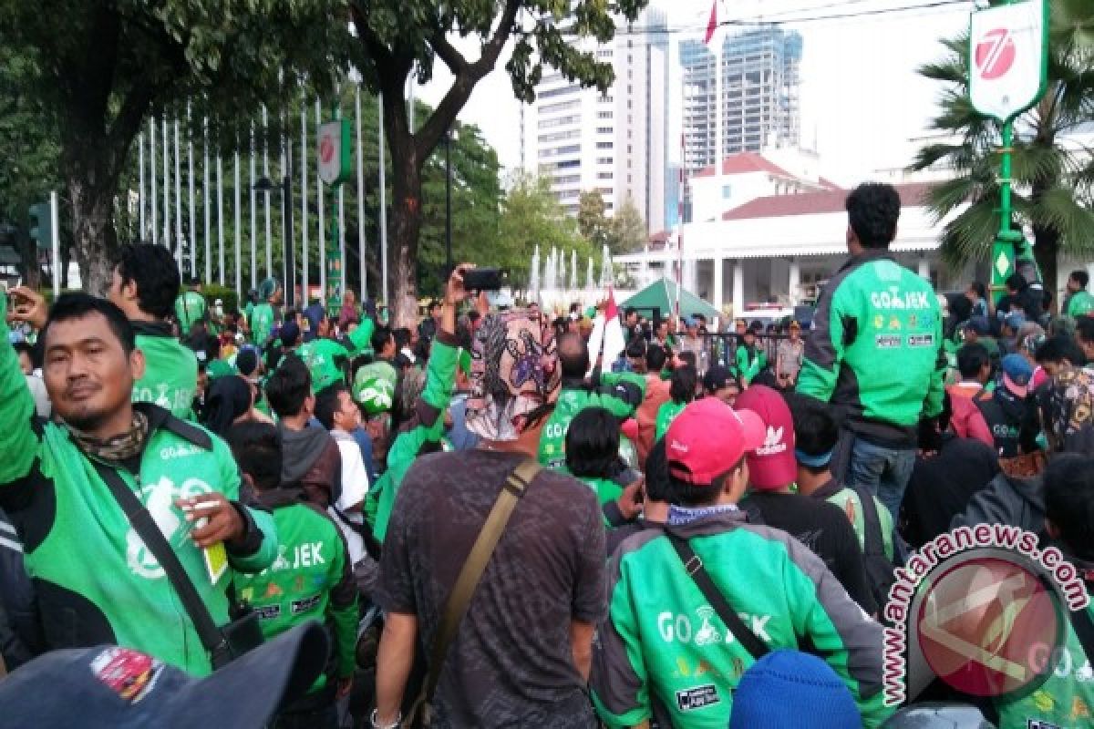 Ratusan pengemudi Go-Jek demonstrasi di Balai Kota Jakarta, ini 7 tuntutannya