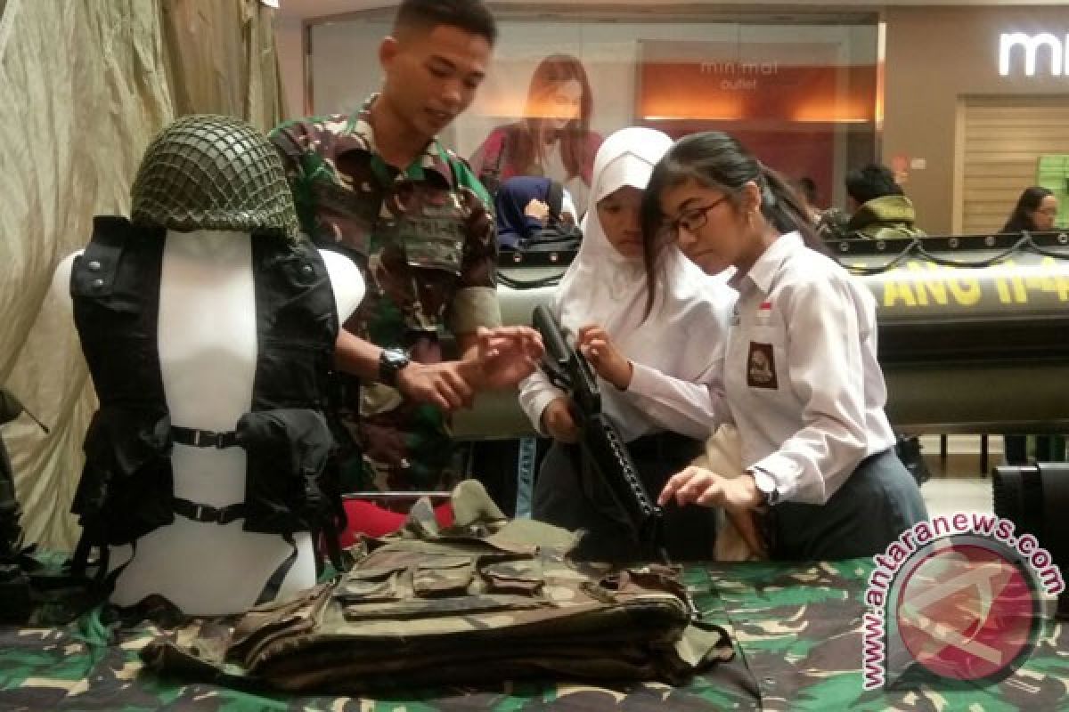 TNI pamerkan alutsista di pusat perbelanjaan