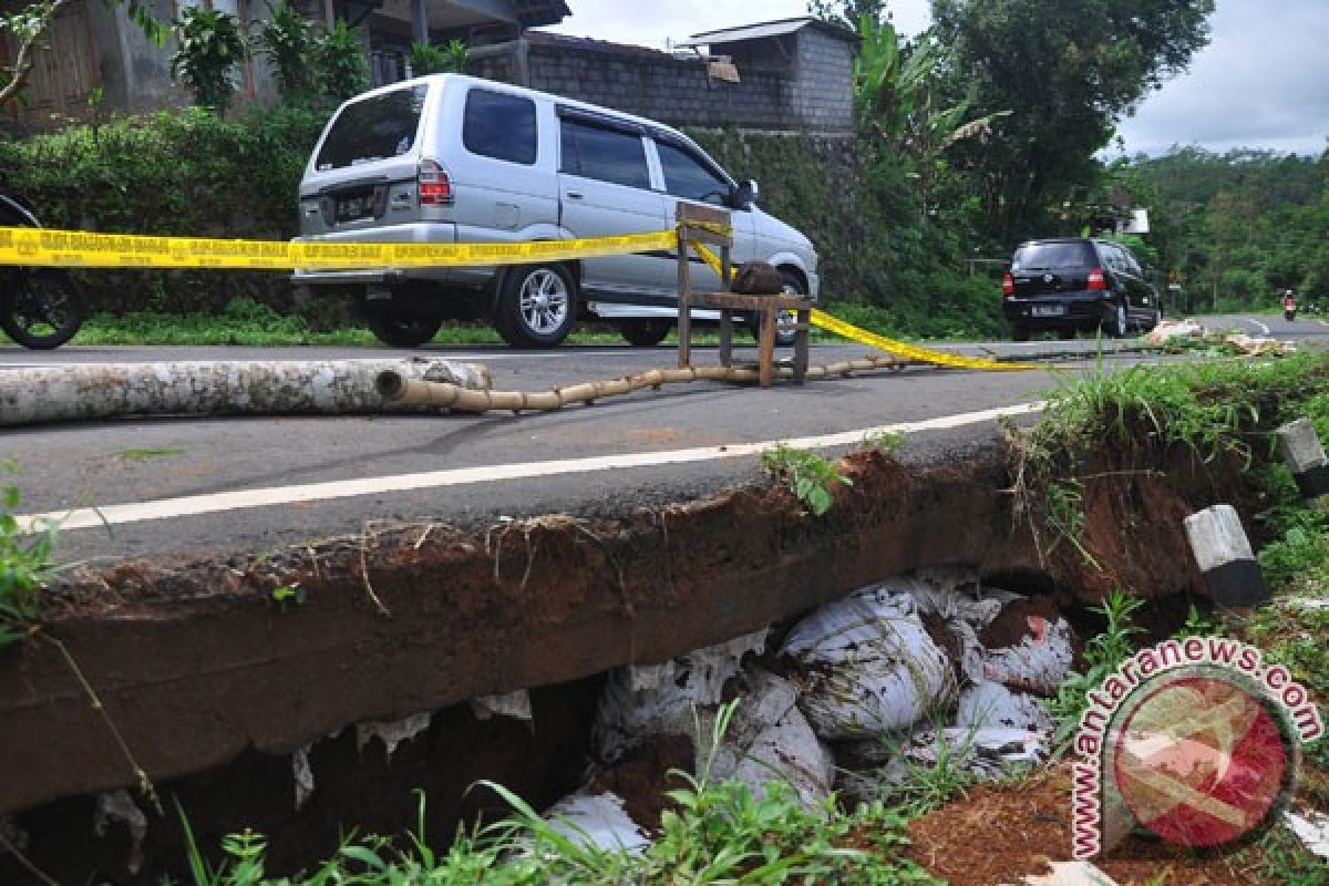 Longsor putuskan pipa distribusi PDAM Rejang Lebong