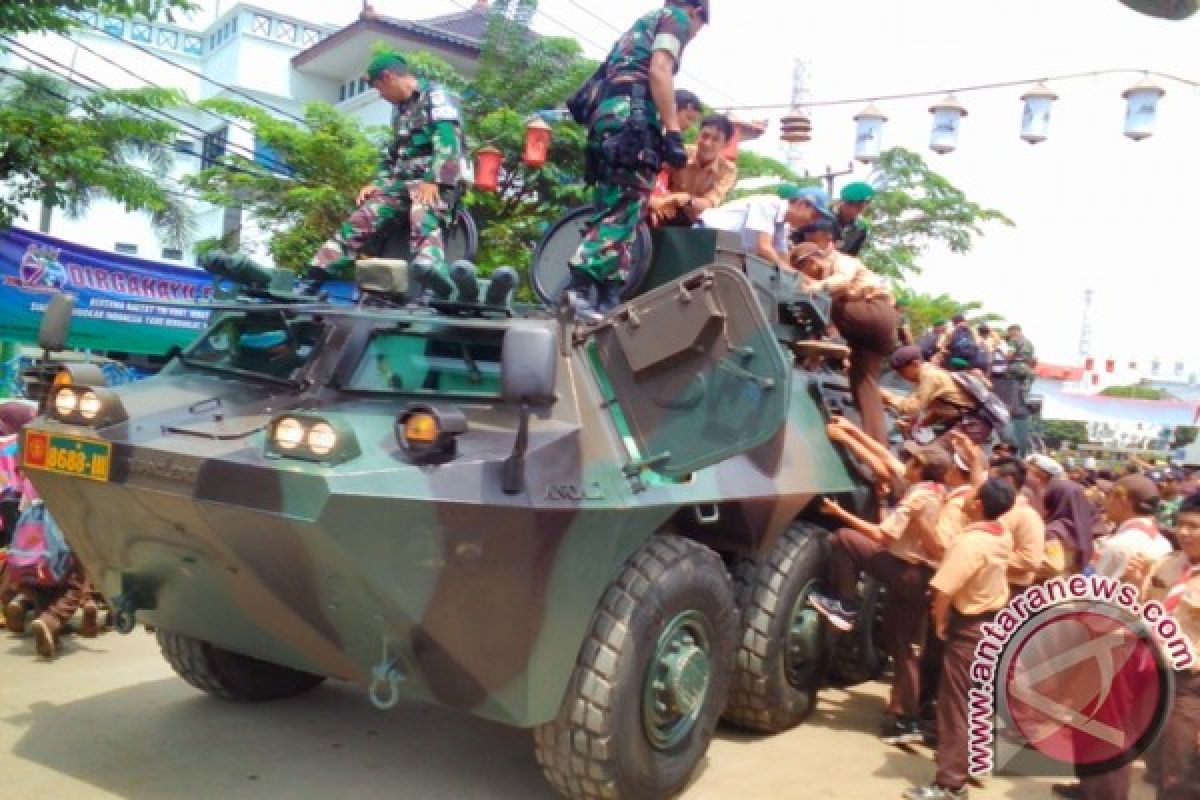 Walah, Pelajar Purwakarta Berebut Naik Kendaraan Tempur TNI