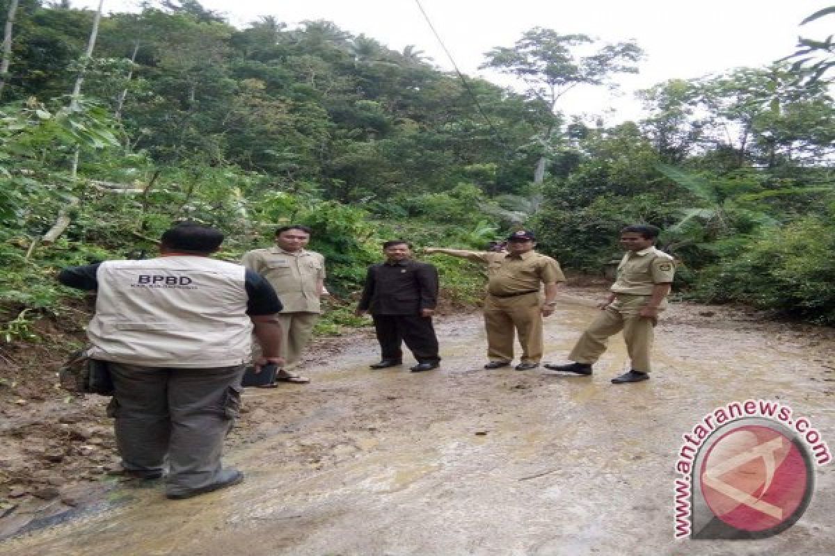 Legislator meminta BPBD segera memperbaiki jalan rusak