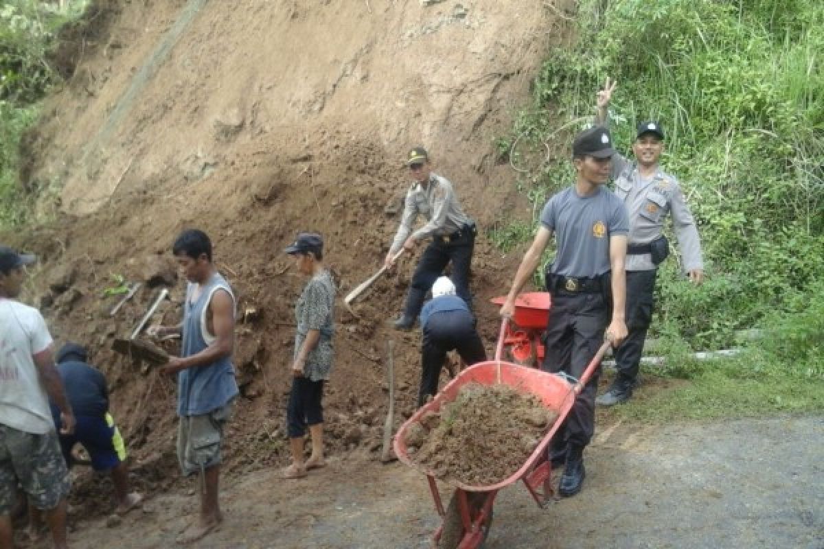 Polsek Girimulyo bersihkan material tanah longsor 