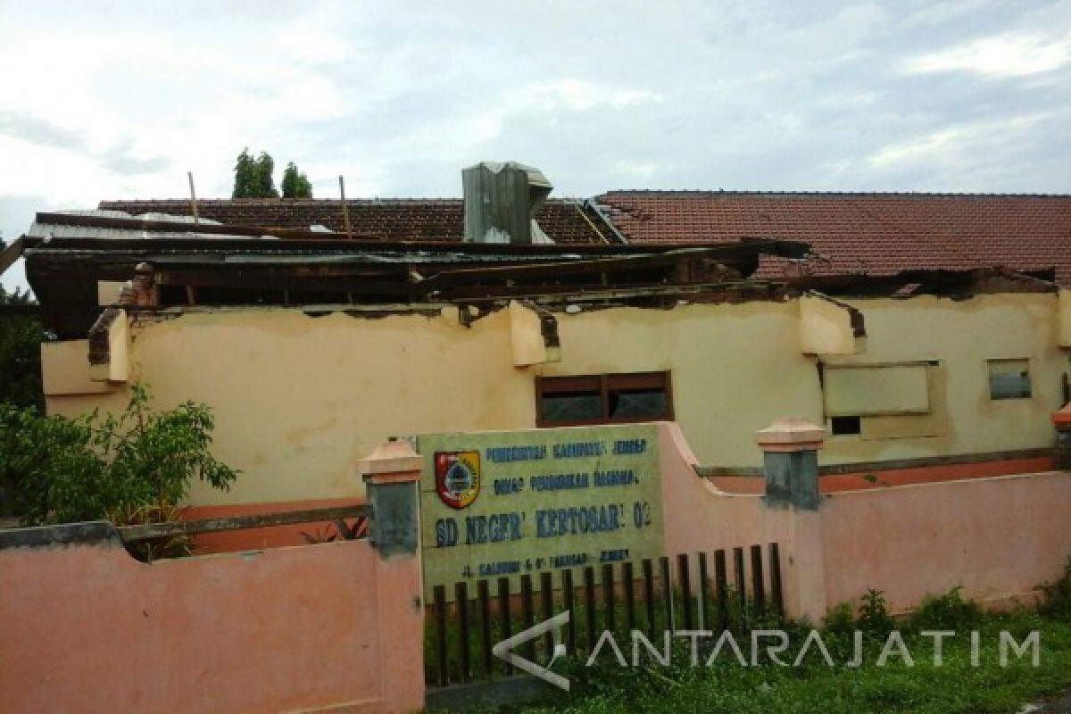 Puting Beliung Rusak Rumah dan Atap Sekolah di Jember