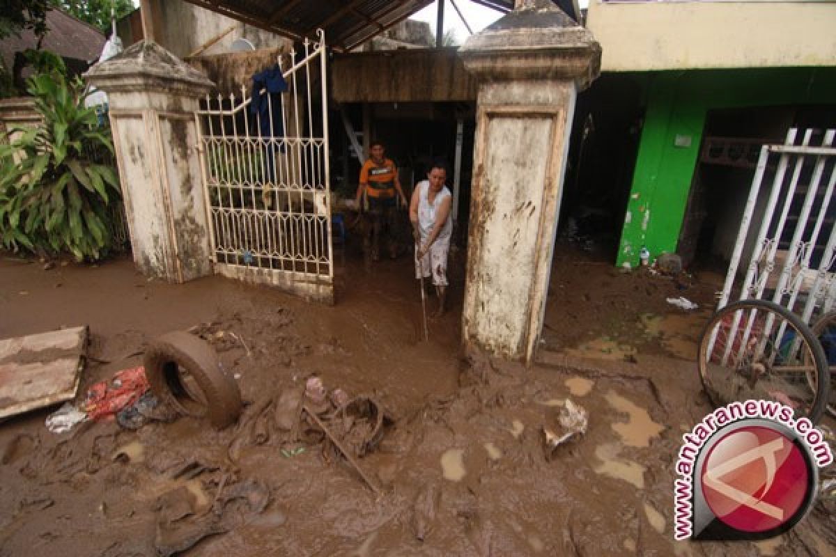 Pemkab Donggala Keruk Lumpur Pascabanjir 