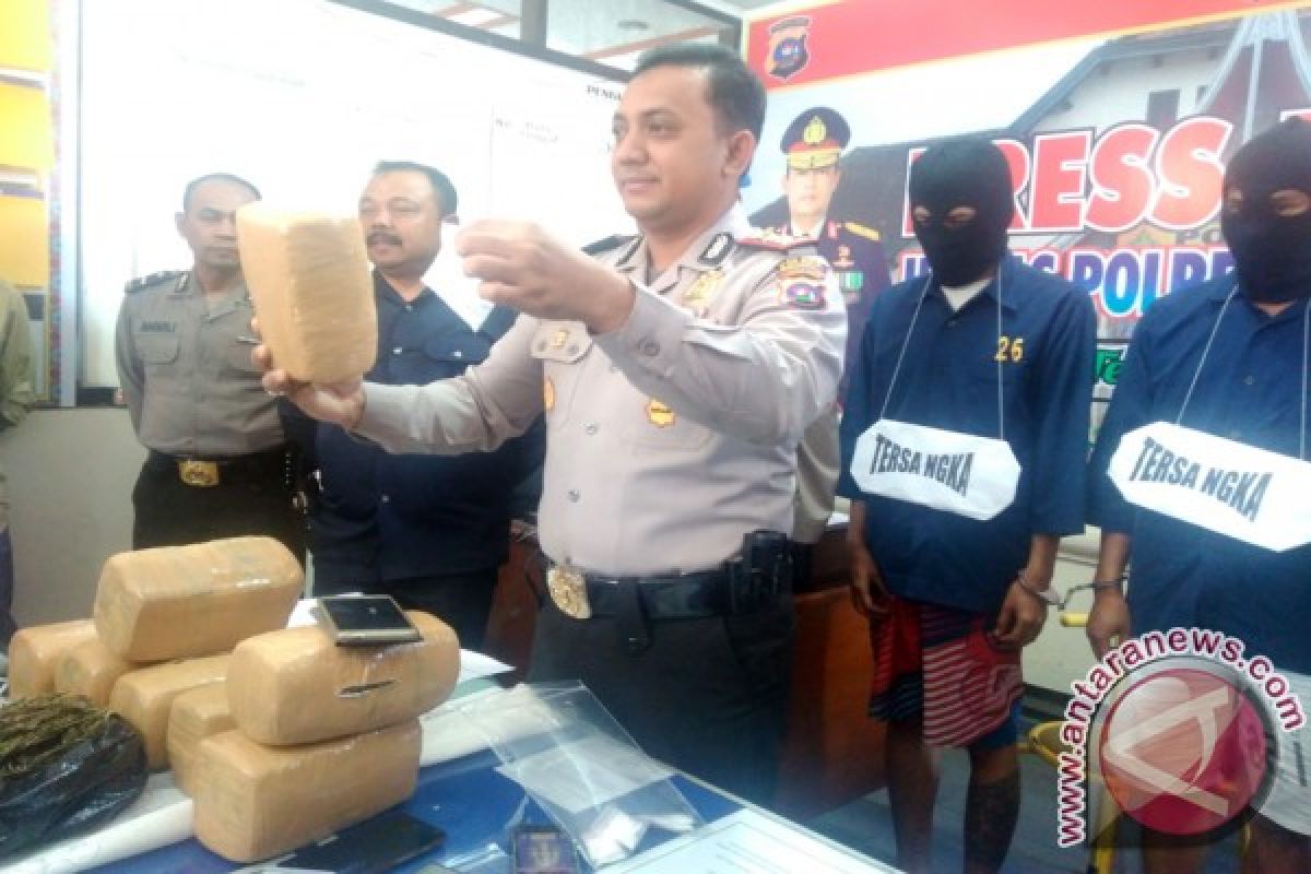 Polisi Bukittinggi Tangkap Dua Pengedar Sabu-Sabu dan Ganja