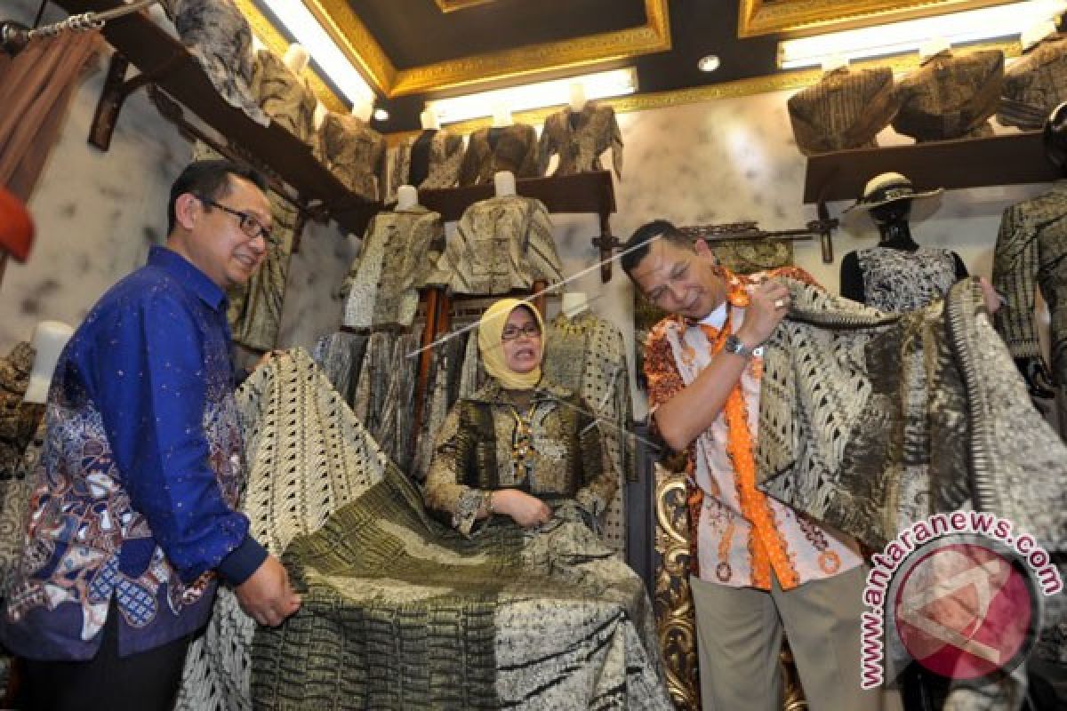 Pusat Perbelanjaan Gelar "Batik Membangun Negeri"