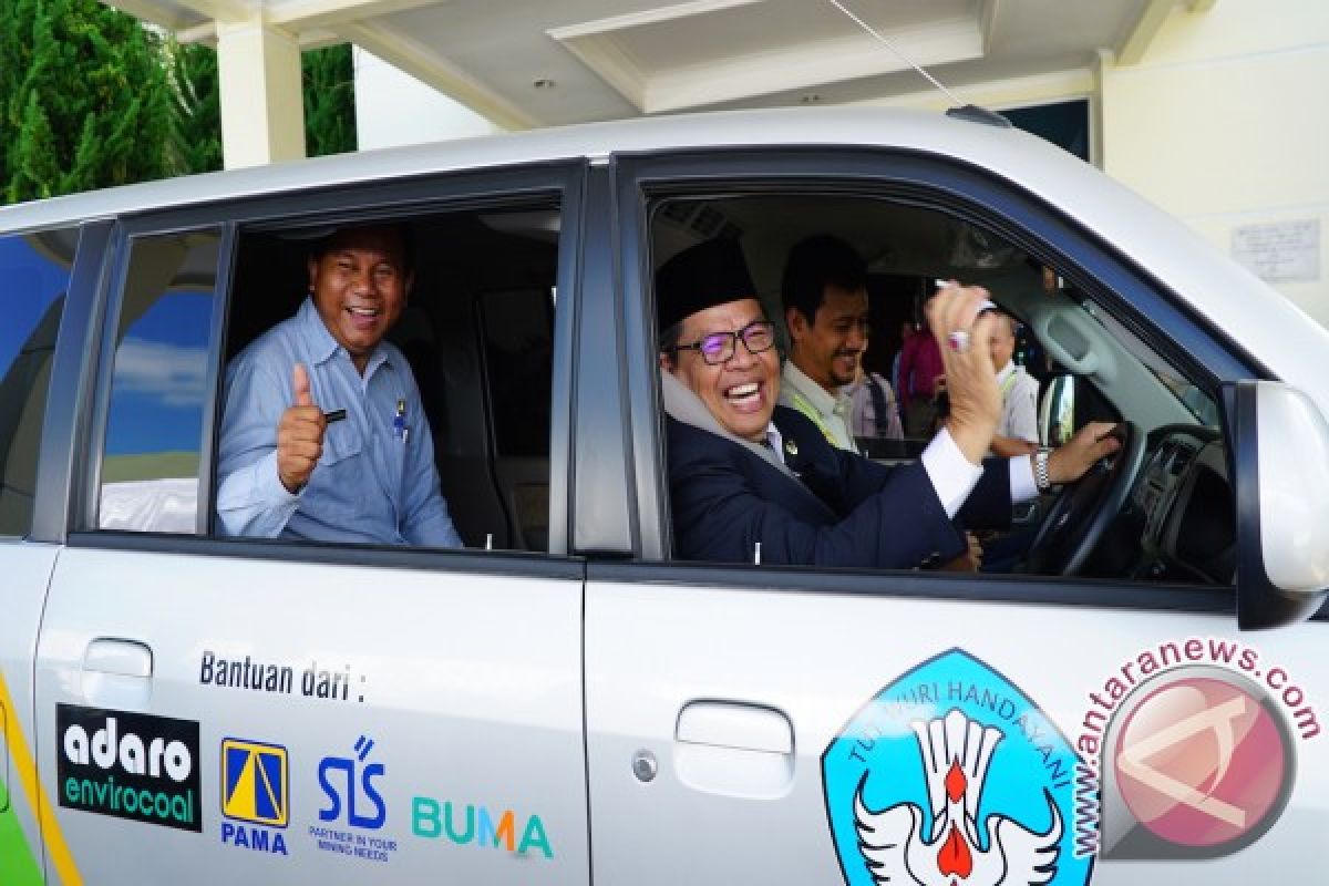 PT Adaro Memberikan Bantuan Mobil Pelajar Dan Ambulan