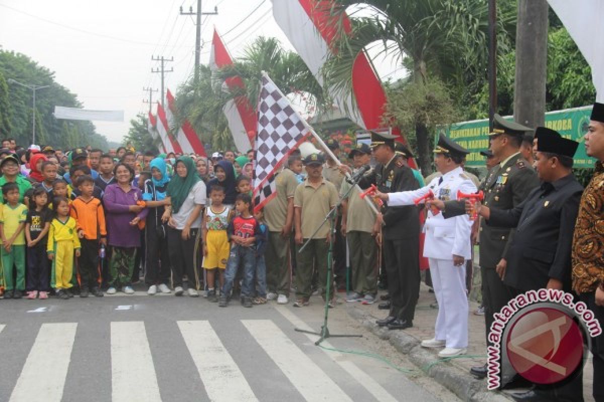 HUT TNI di Asahan Diwarnai Gerak Jalan Sehat