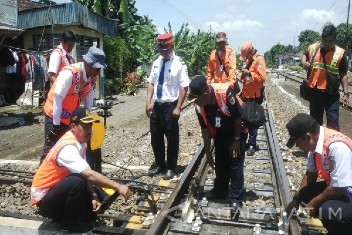 KAI Daop 9 Jember Inspeksi Jalur Kereta Rawan Bencana