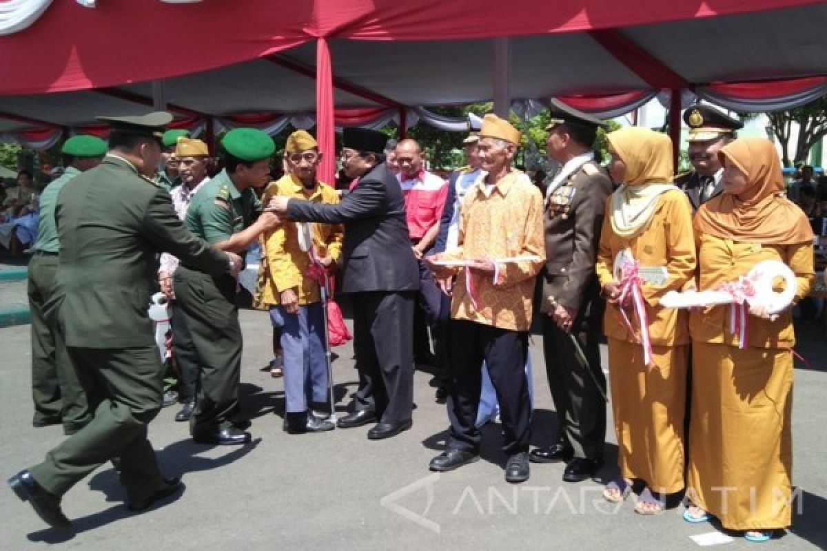 Telkom Serahkan Rumah Veteran di HUT TNI