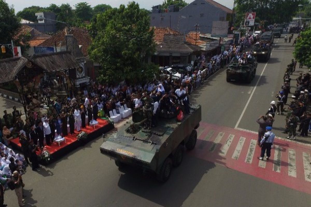 Parade Kendaraan Tempur Ramaikan HUT TNI Purwakarta