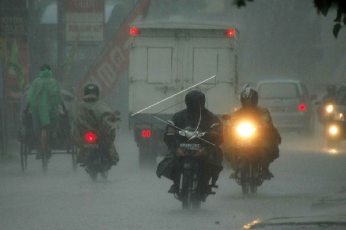 Hujan, Bahaya Gunakan Ponsel