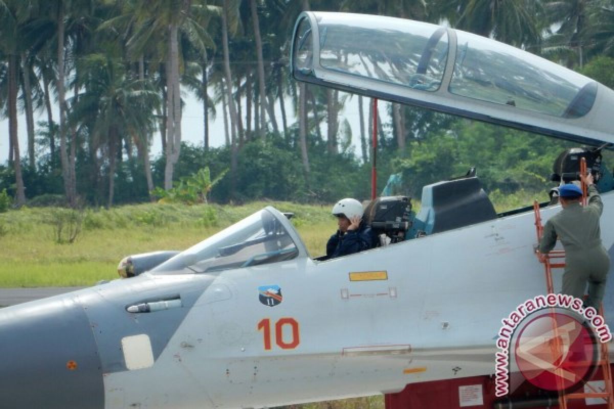 Sukhoi dan F-16 unjuk kekuatan kepada Jokowi