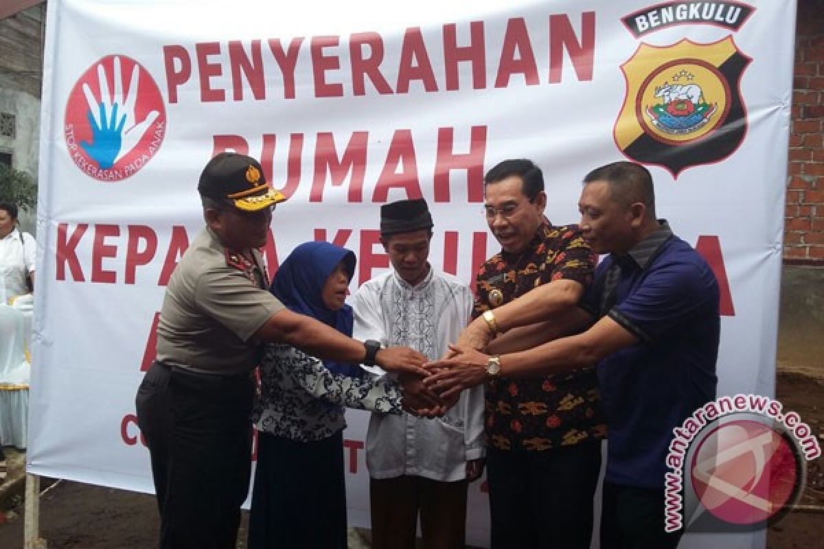 Keluarga almarhumah Yuyun dapat bantuan rumah