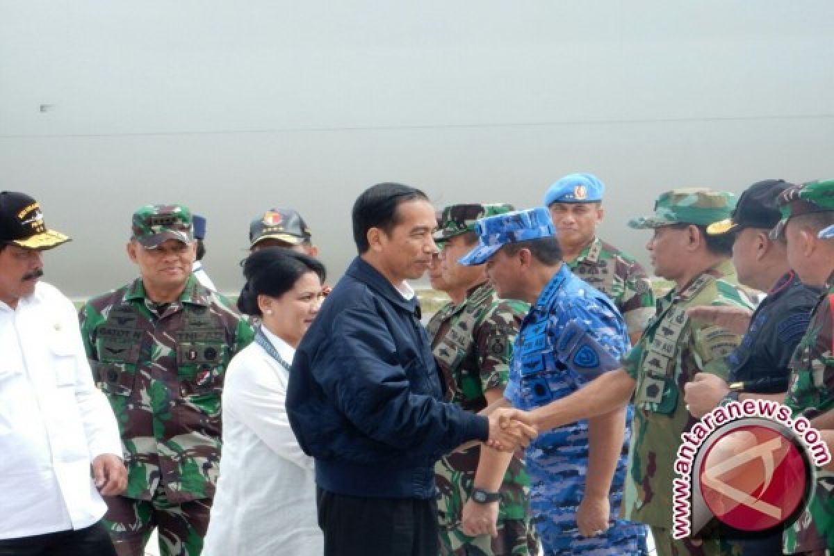 Panglima TNI Sambut Jokowi di Bandara Ranai