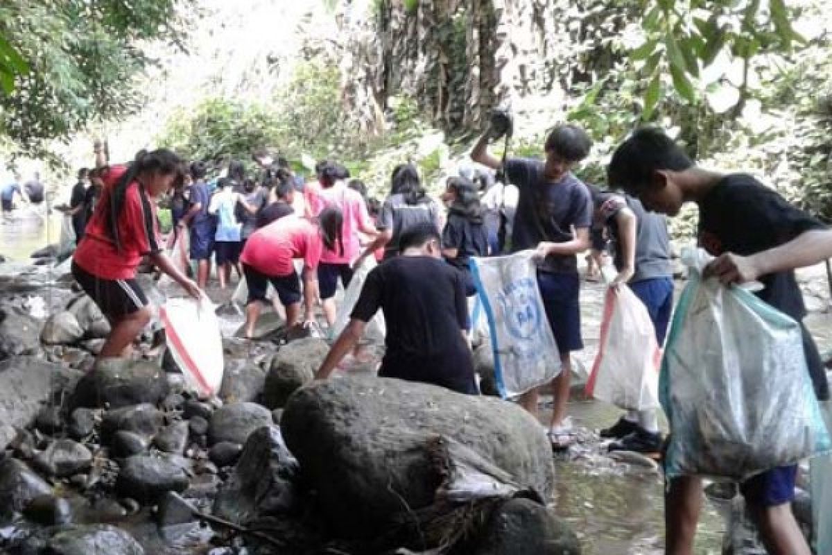 Pelajar Bersihkan Sungai Lamat dari Sampah