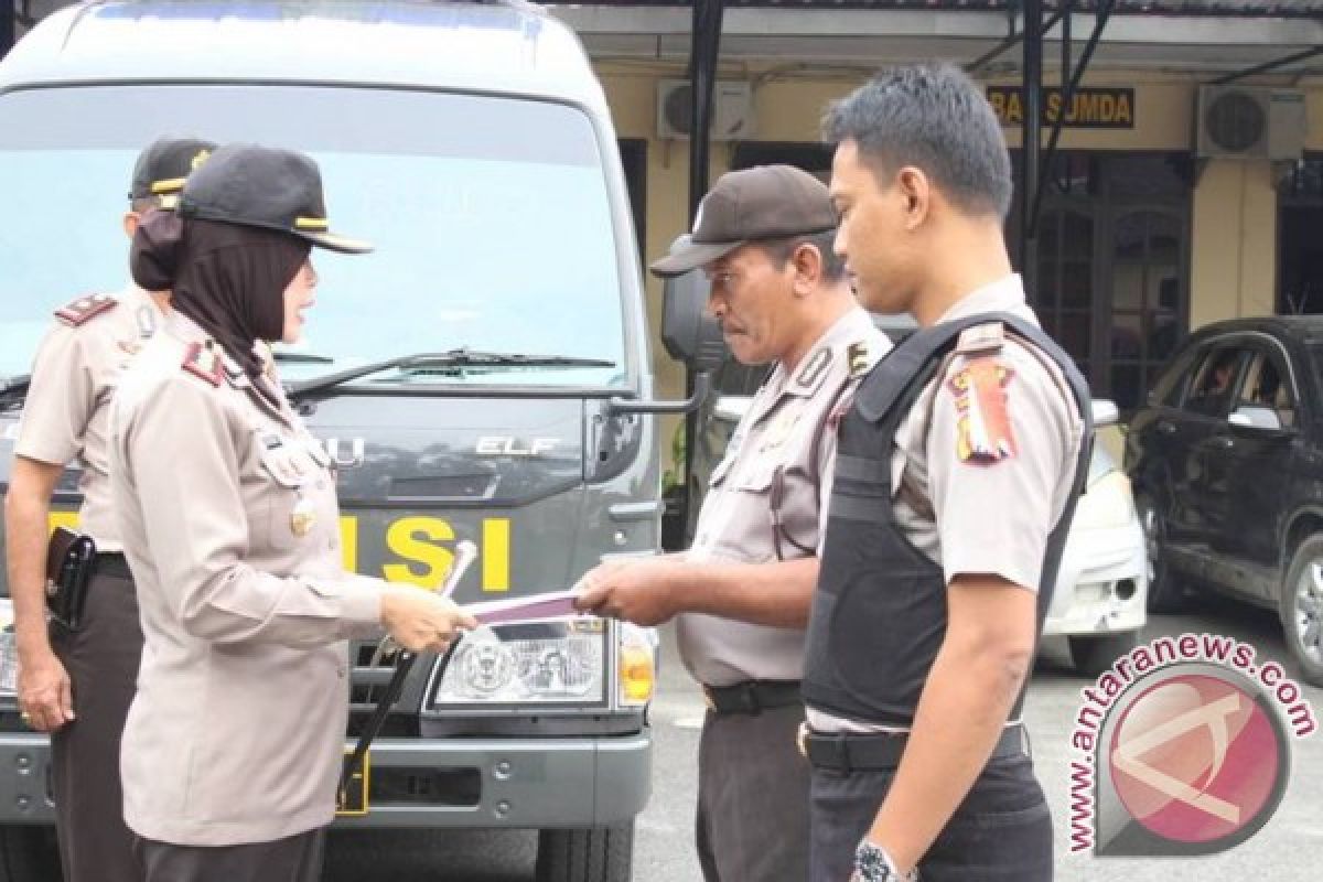 Polres Terima Bantuan Mobil Tahanan dari Mabes Polri