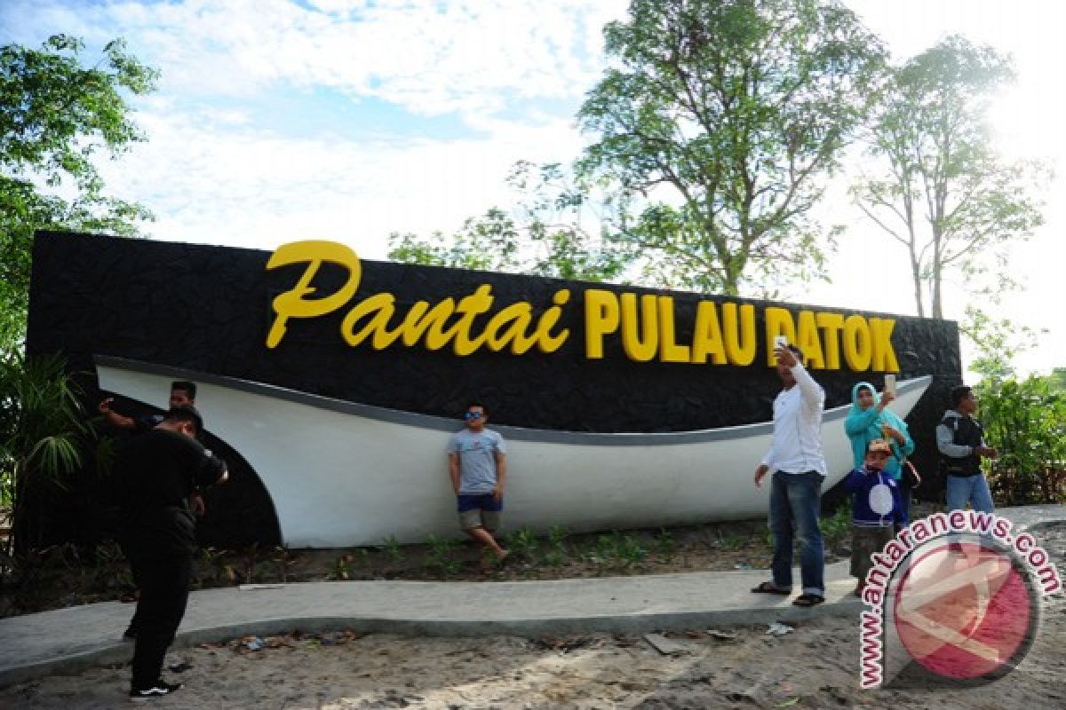 450 Relawan Bersihkan Sampah Lokasi Sail Selat Karimata  