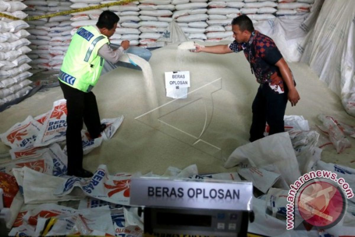 Penggerebekan Gudang Beras Oplosan