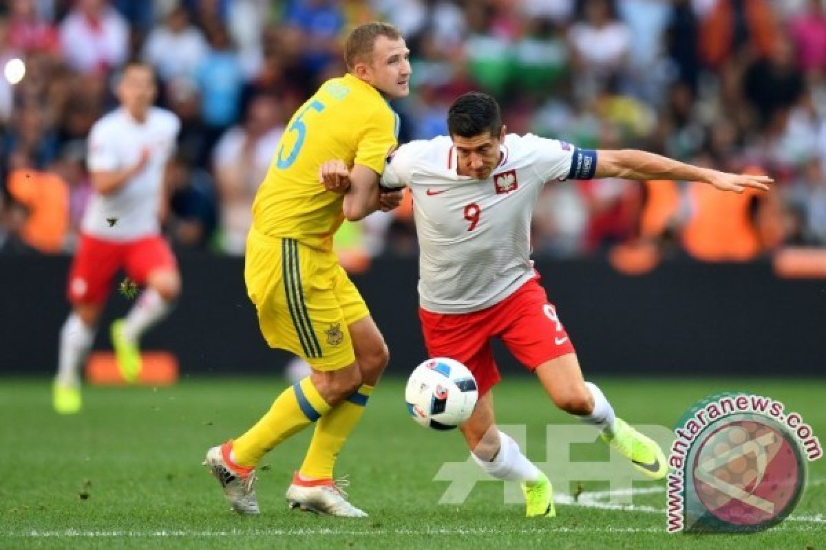 Robert Lewandowski sumbang dua gol saat Polandia tundukkan Lithuania