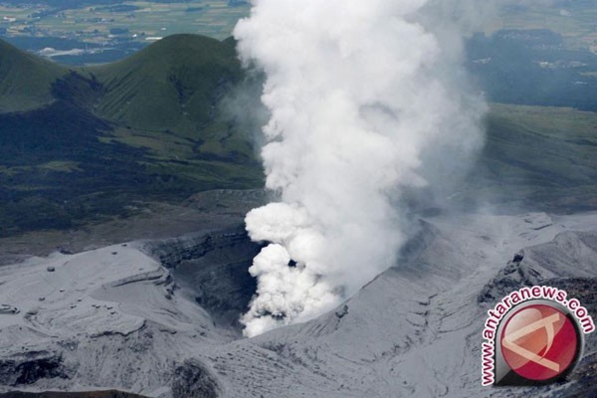 Gunung Aso Jepang meletus