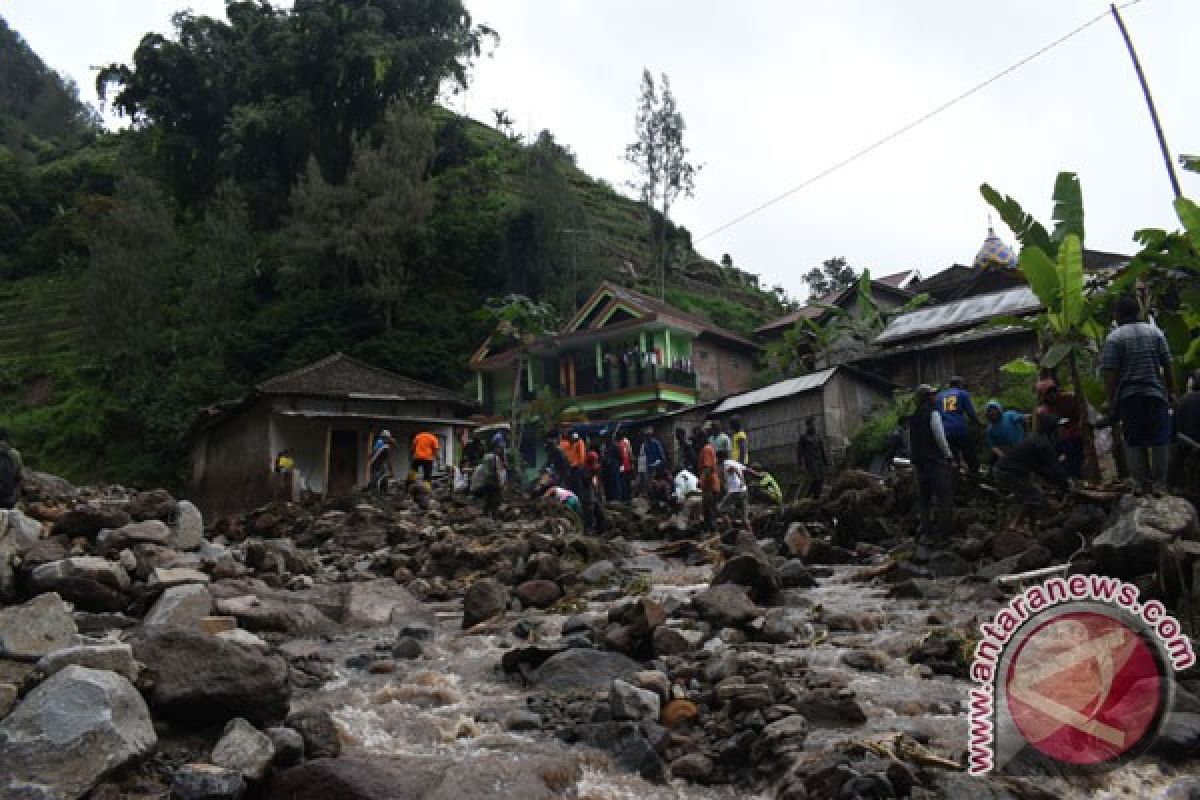 Banjir bandang terjang puluhan rumah di Madiun