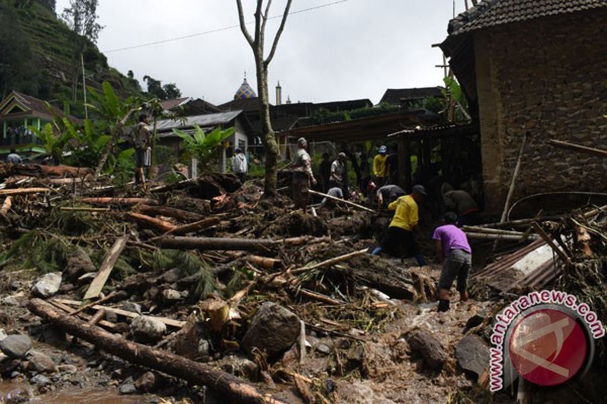 Tiga orang jadi korban cuaca ekstrem Manado