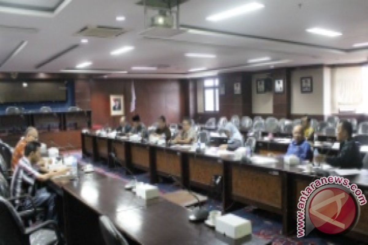  DPRD Minta Prioritaskan Beasiswa Dalam Daerah