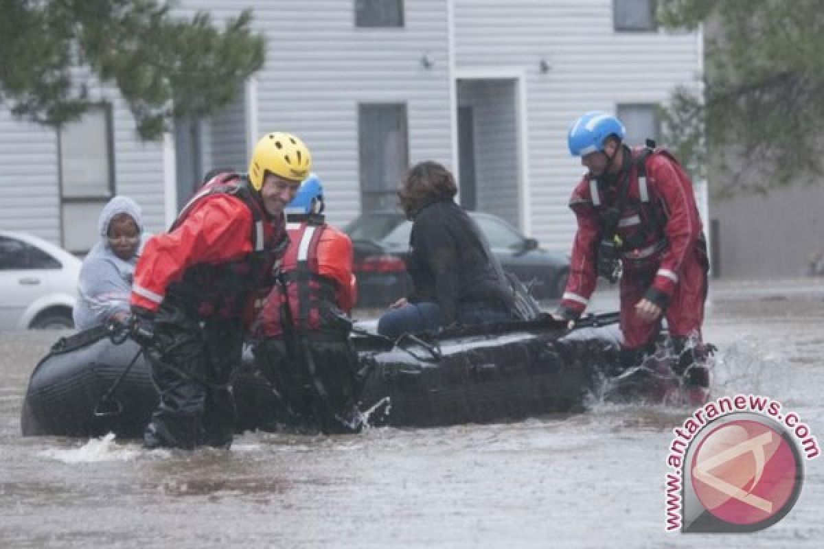 Petugas selamatkan ratusan korban di AS ketika Badai Matthew kembali ke laut