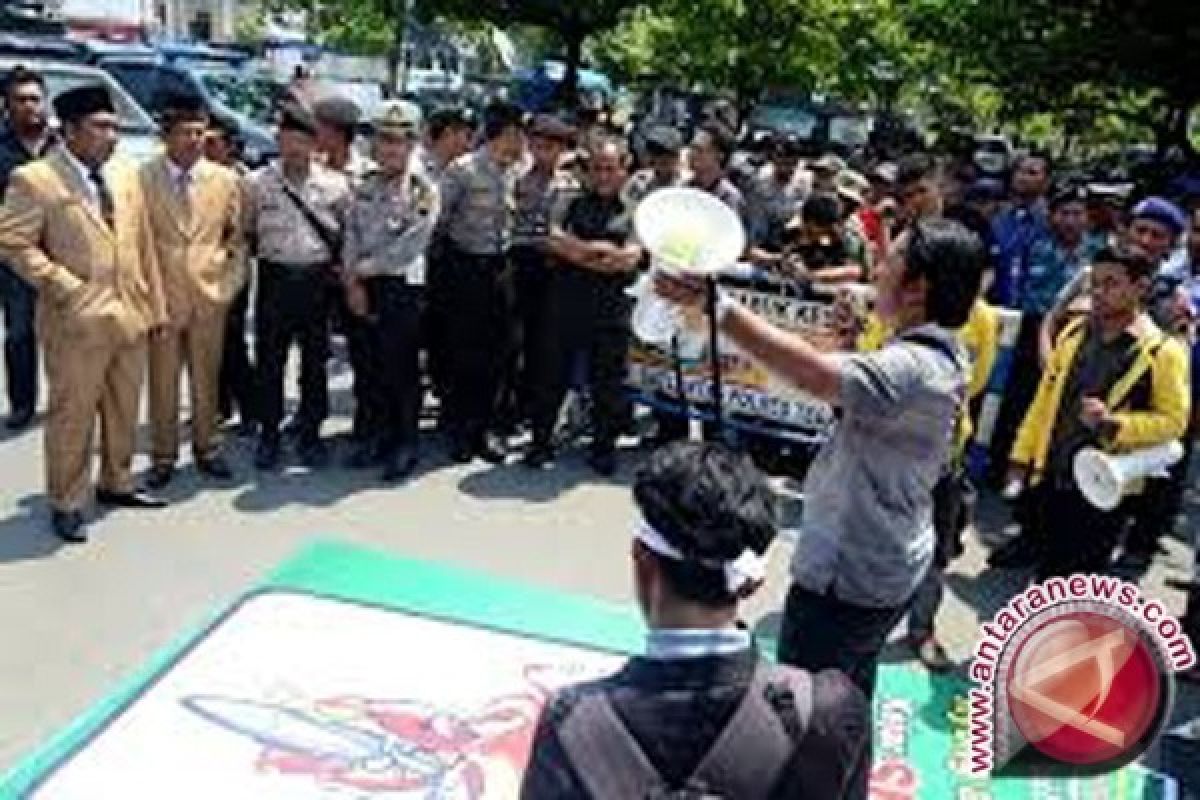 Aliansi Pemuda Muslim Sulteng Demo Ahok