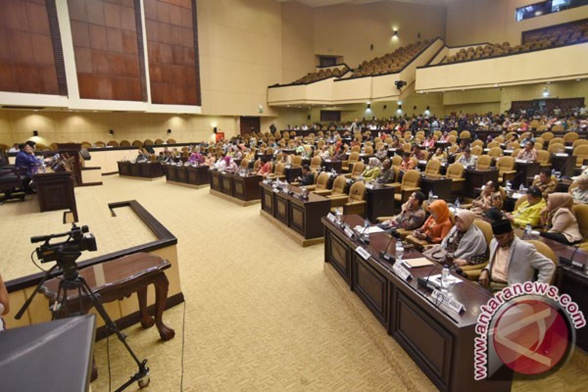 Hemas dan Farouk dan Wakil dari Indonesia Barat Bersaing jadi Ketua DPD