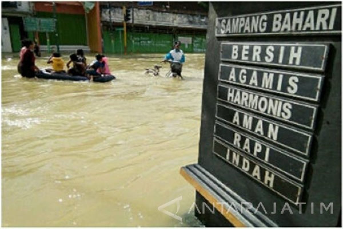 Jalur Lalu Lintas di Kota Sampang Masih Tertutup Banjir