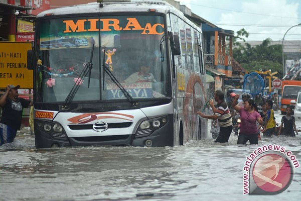 Korban banjir Sidoarjo terima bantuan