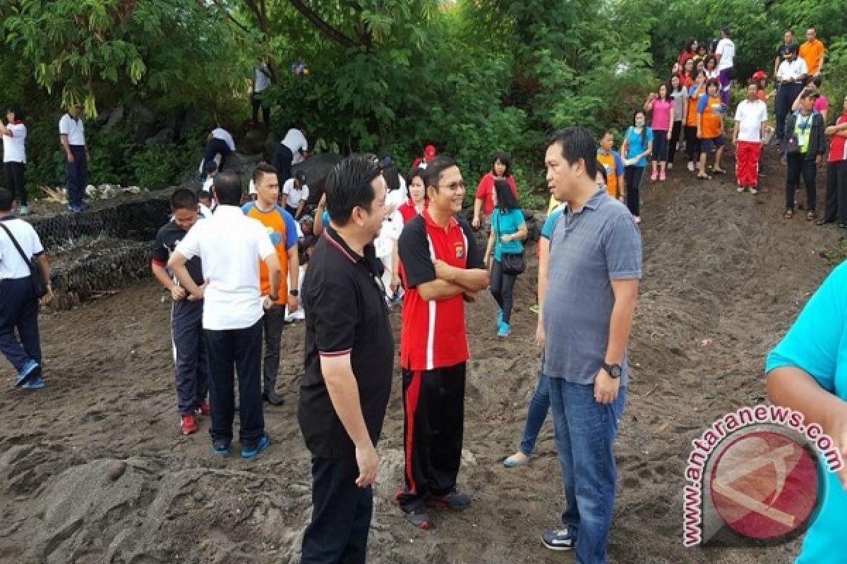 ASN  Manado Bersih-bersih Pantai Dan Muara Sungai