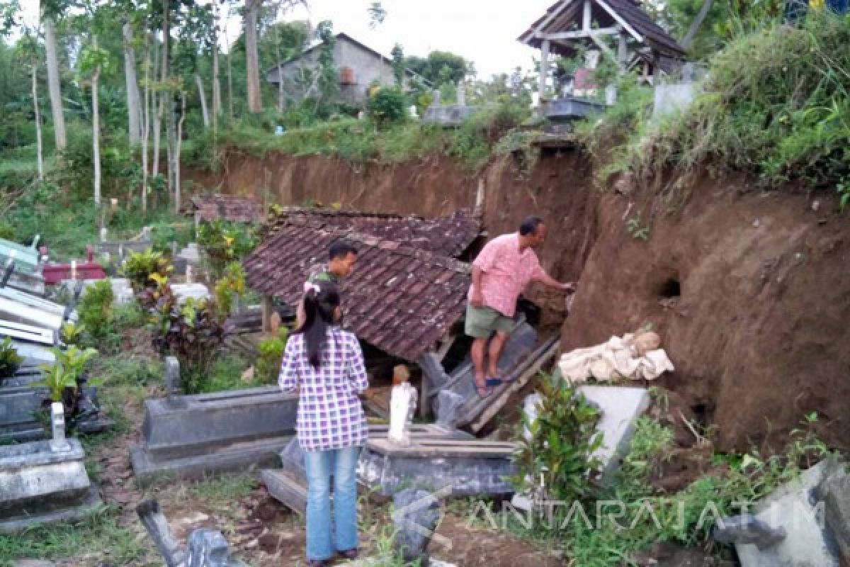 Warga Tulungagung Pindahkan Puluhan Makam Terdampak Longsor