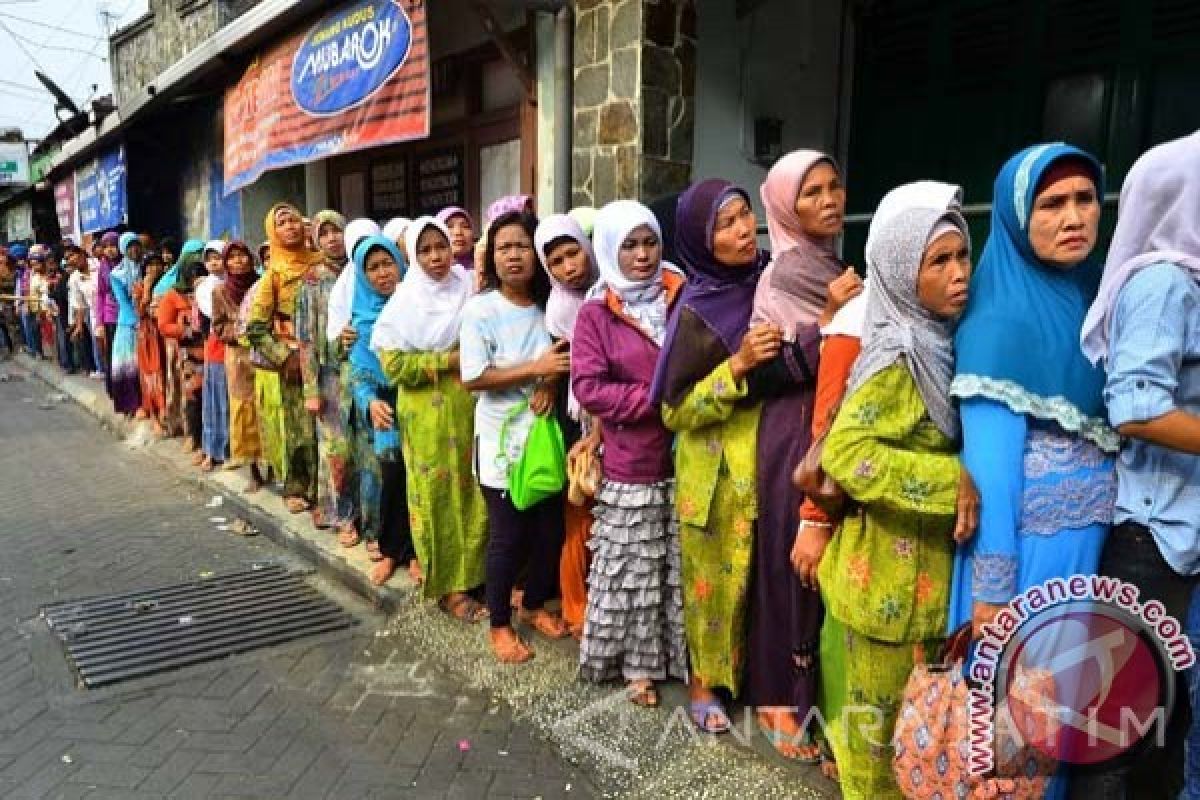   Ribuan Warga Perebutkan Nasi Jangkrik Goreng