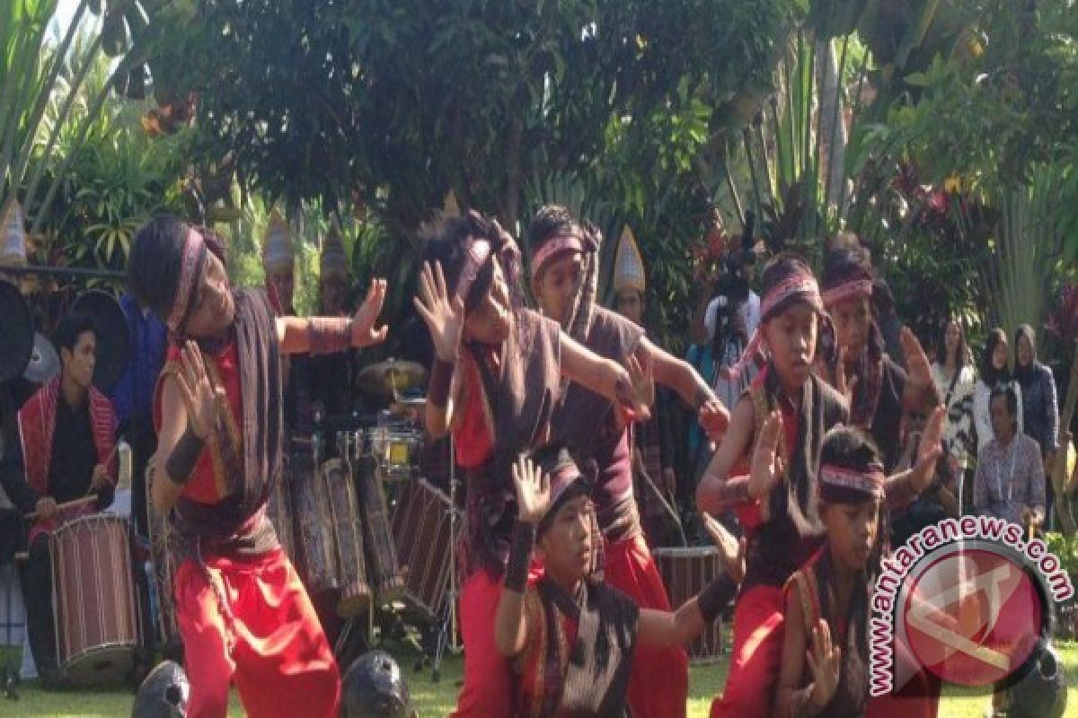 Menikmati ragam budaya Indonesia di Rumah Topeng Setia Darma