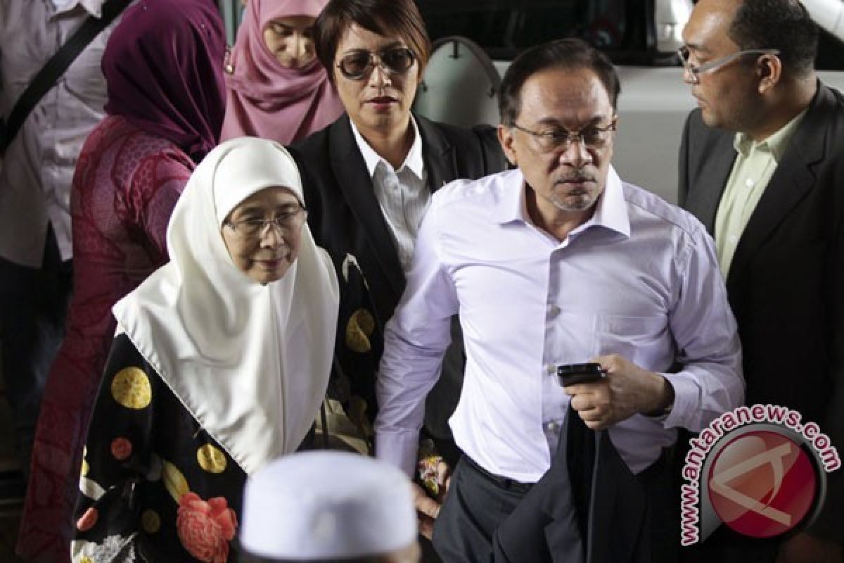 Sidang Kasasi Anwar Ibrahim Diwarnai Unjuk Rasa