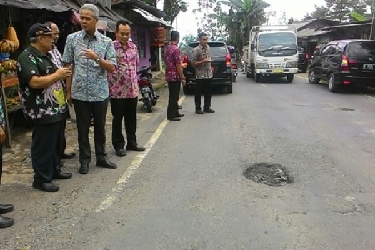 Temukan Jalan Berlubang, Ganjar Tegur Keras Petugas Bina Marga