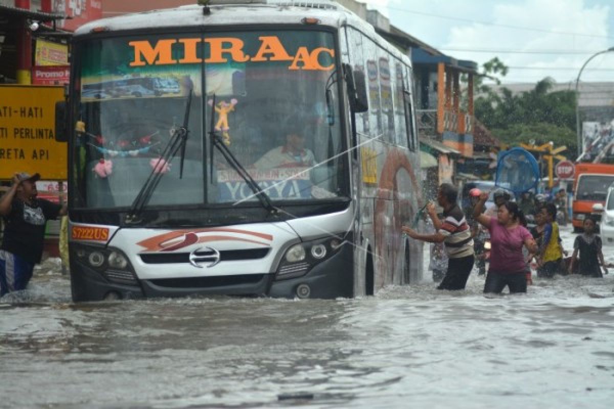 Banjir genangi Terminal Purbaya