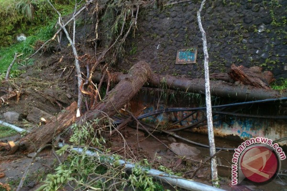 Longsor di lereng Merapi putuskan pipa PDAM