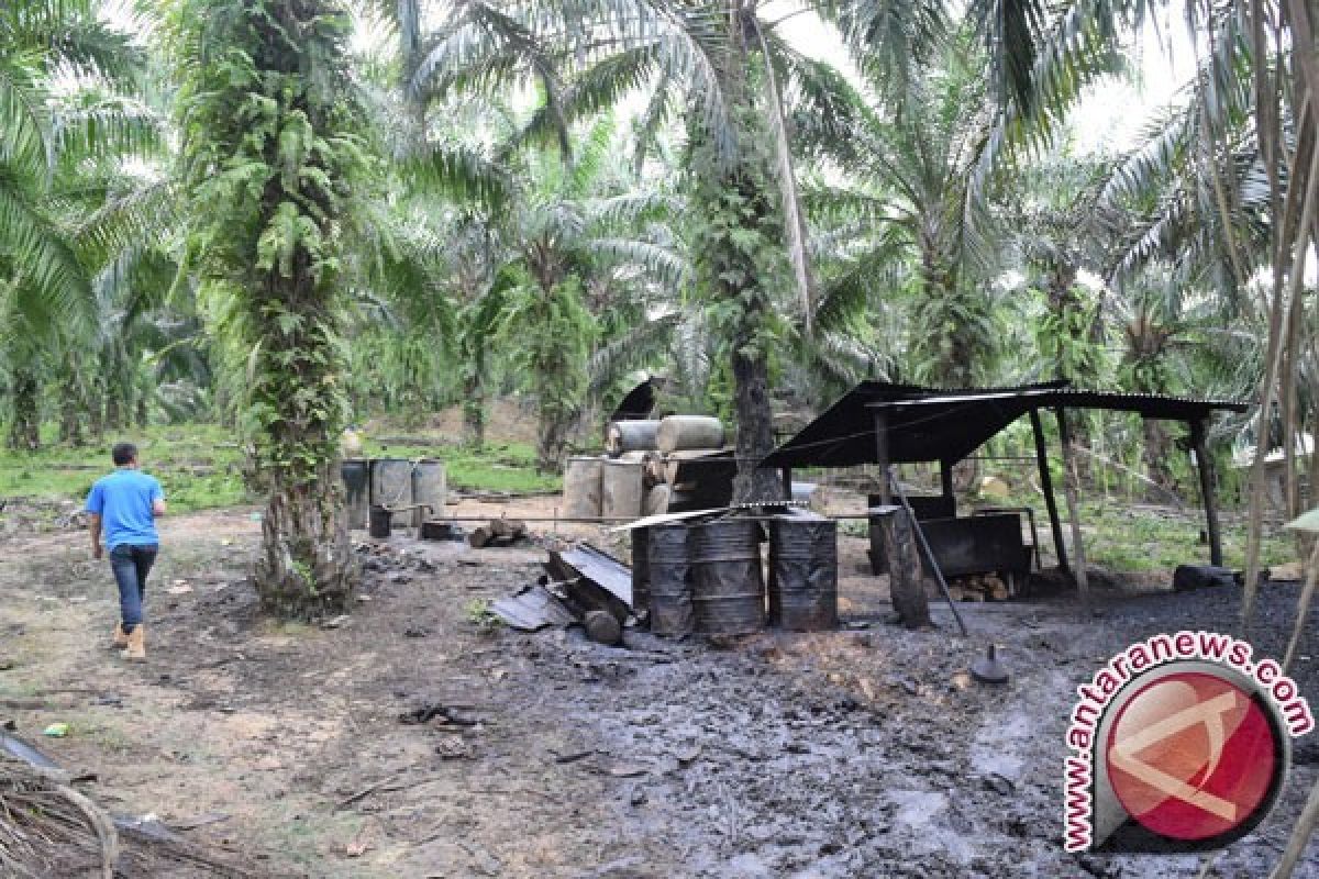 Aparat Keamanan Tertibkan Penambangan Sumur Minyak Ilegal