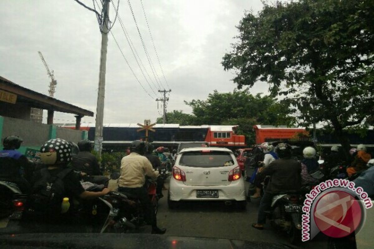 Pemerintah wajib bangun fly over/under pass di perlintasan kereta