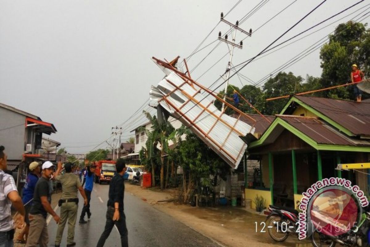 Loteng Warga Tersapu Angin Puting Beliung