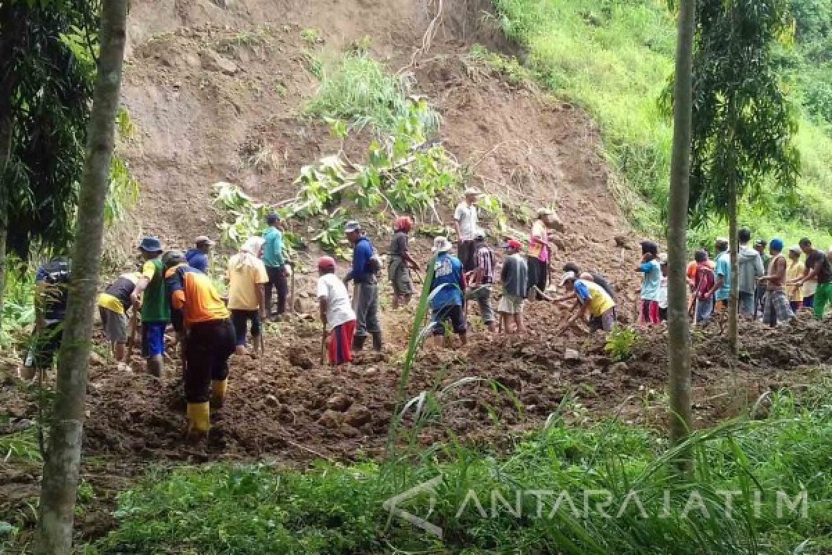 Jalan Lingkar Waduk Wonorejo Tulungagung Tertutup Longsor